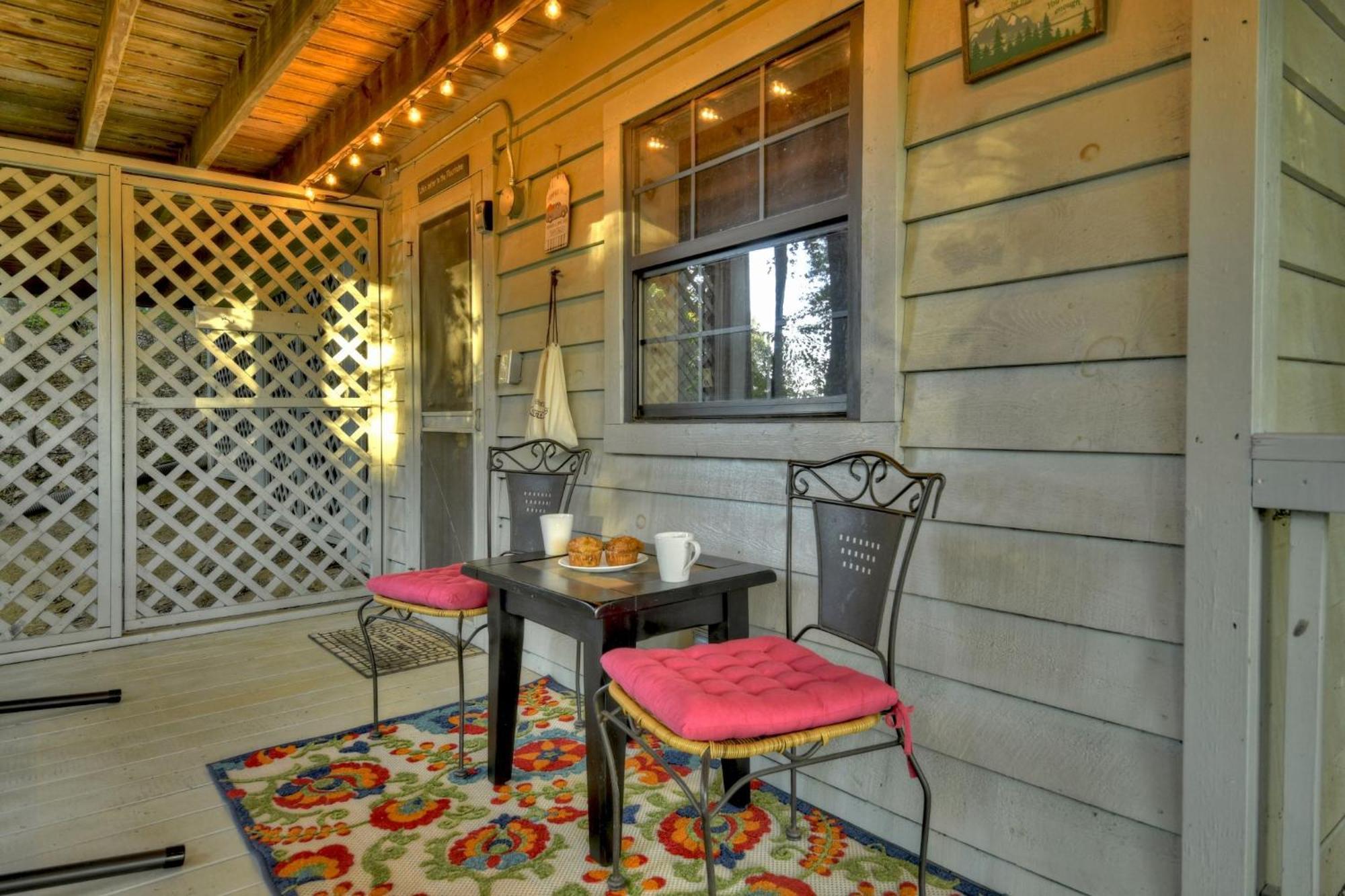 Hygge Haus Rustic Charm Cozy Beds And A Serene Location เอลลิเจย์ ภายนอก รูปภาพ