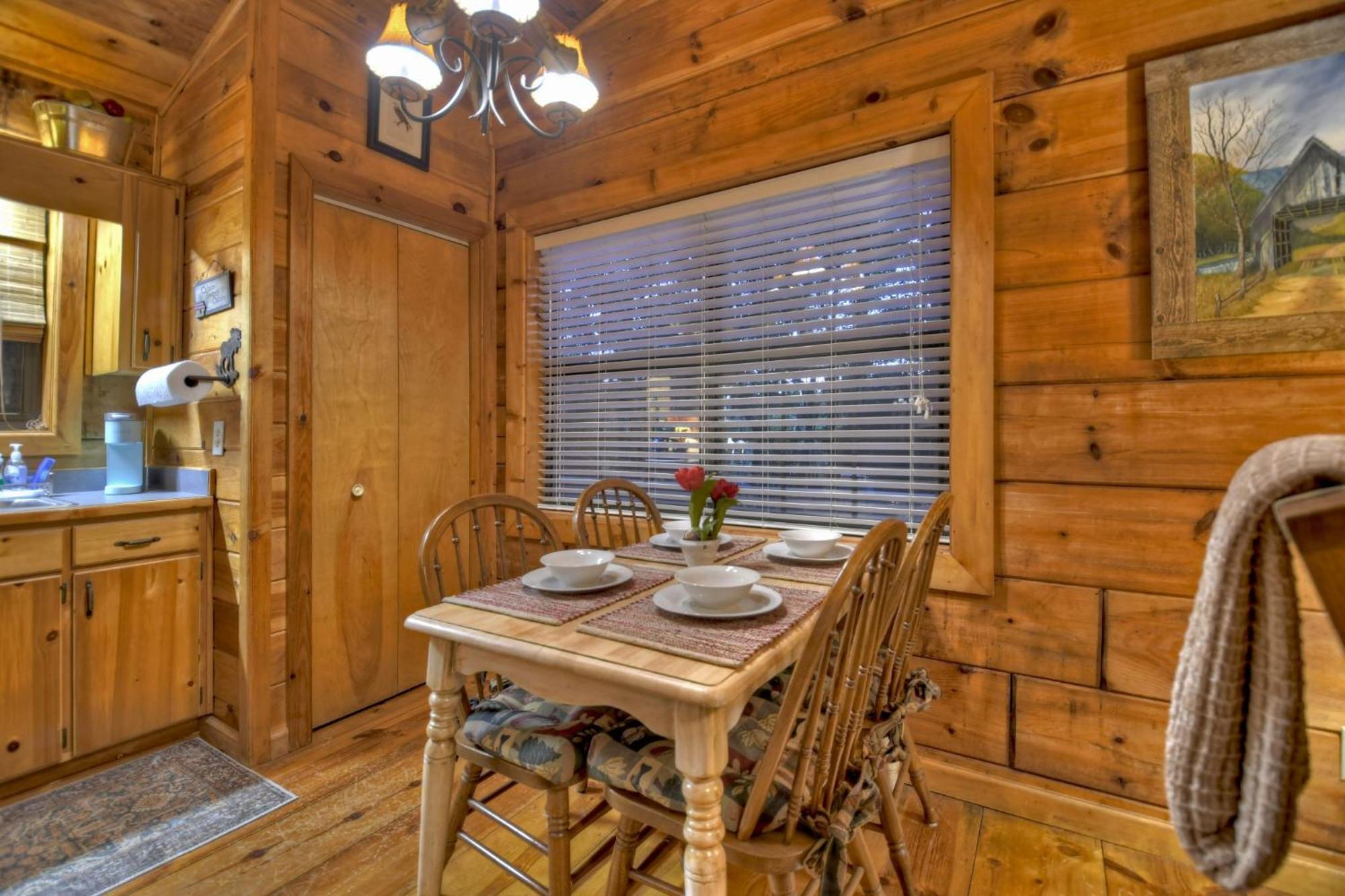 Hygge Haus Rustic Charm Cozy Beds And A Serene Location เอลลิเจย์ ภายนอก รูปภาพ